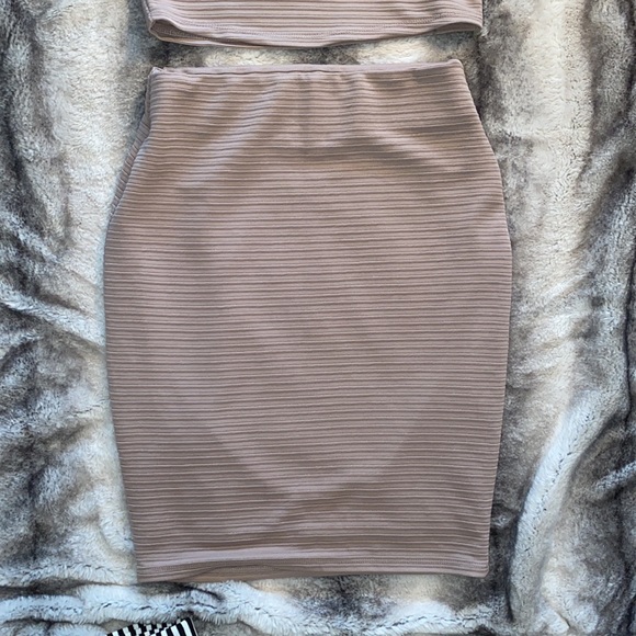 CR: NWT Blush Pink Halter Top w Matching Skirt Set - Picture 2 of 4